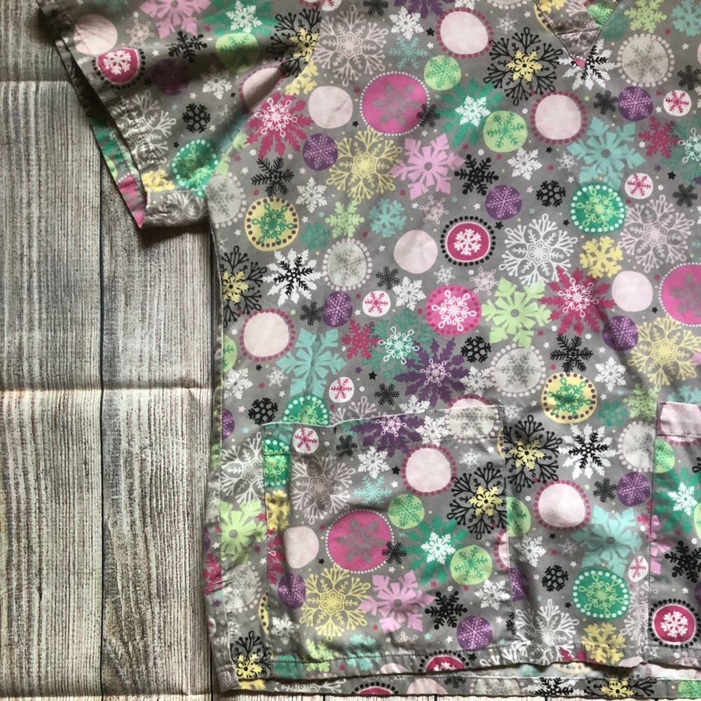 ▪️Snowflake Scrub Top▪️ - Picture 4 of 5